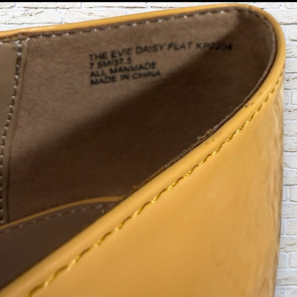 Katy Perry Collections Yellow Patent Flats with White Daisy Accent - Picture 6 of 7
